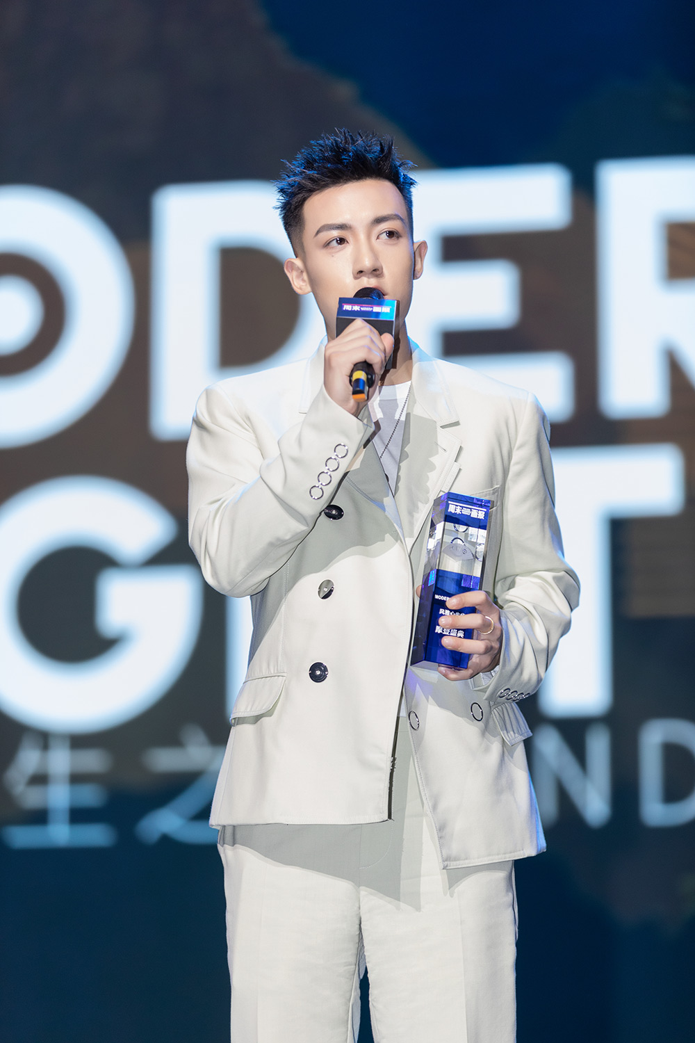 谷嘉诚获最具潜力演员奖西装球鞋搭配清爽有型