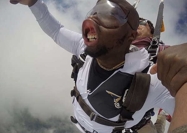 一跳伞男子空中速降时上嘴唇被吹翻滑稽可笑