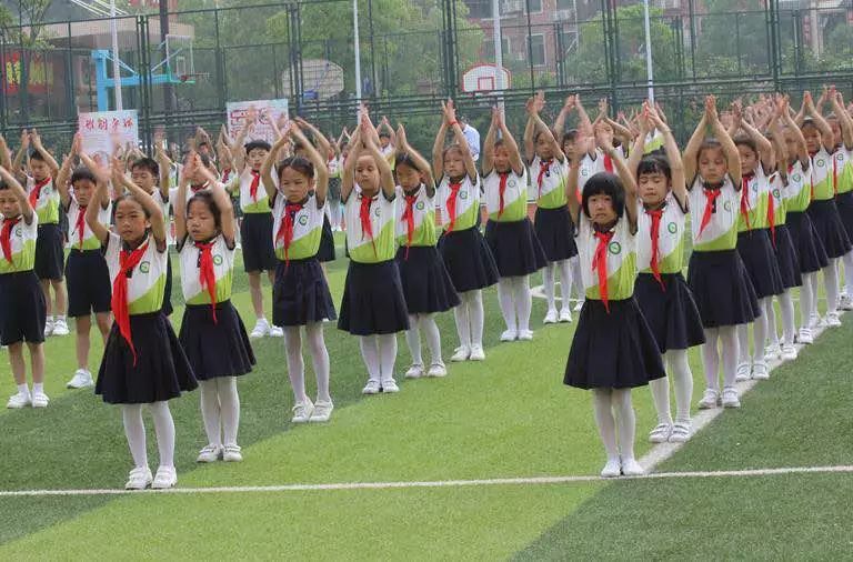 香山运动会我和祖国一起飞香山小学教育集团2019年春季田径运动会开幕