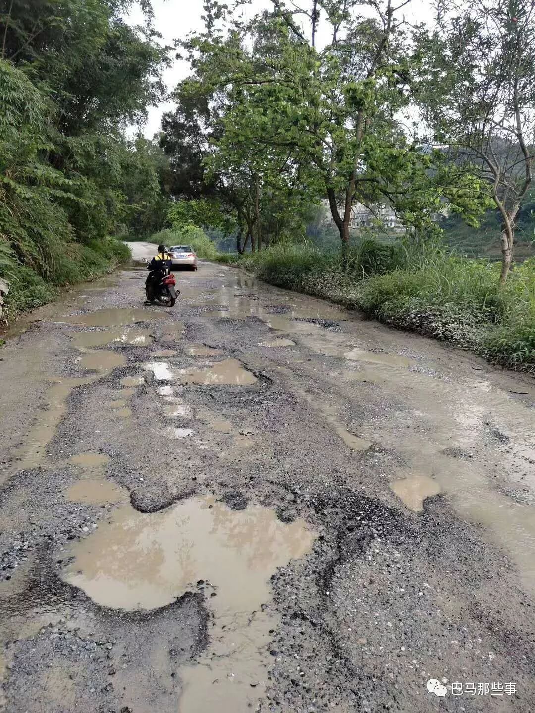 图为路面多出凹陷坑洼,行车不方便而且存在安全隐患↓↓↓下图是网友