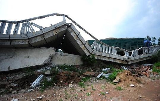 【又是管桩车惹祸!】凌晨一声巨响 新塍一座钢桥倒塌