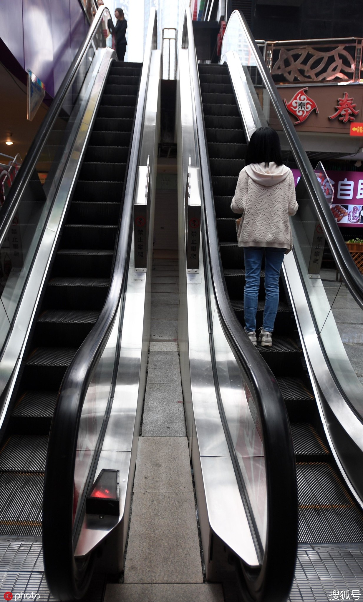 1/ 12 在重庆一商场内有一部"瘦身"自动扶梯十分"苗条",宽度很窄,只容