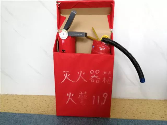利用废旧物品共同制作消防栓,灭火器,消防车等手工作品
