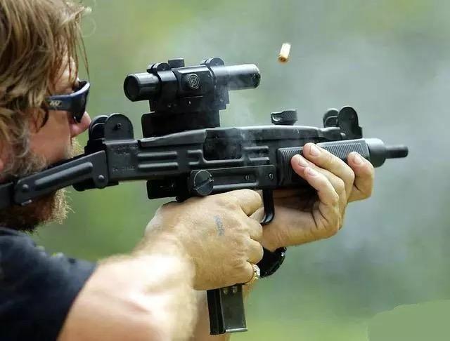乌兹冲锋枪有什么魅力,为什么美国禁止买卖?一秒打完20发子弹!