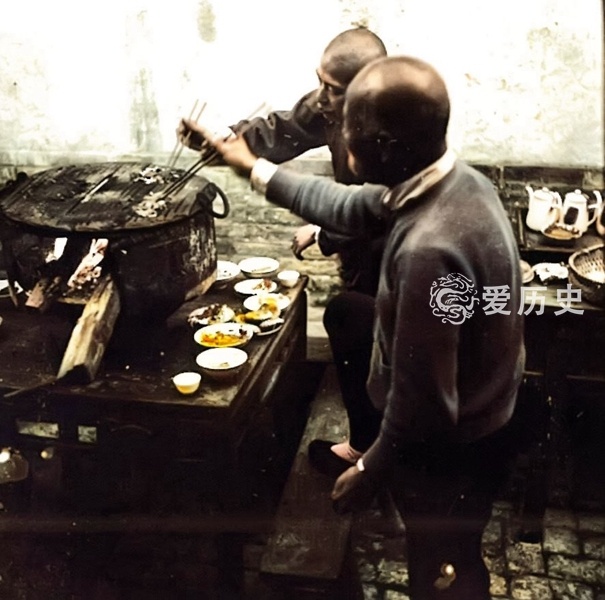 民国时老北京下馆子的上色彩照眼镜大叔教你吃烤肉的正确姿势