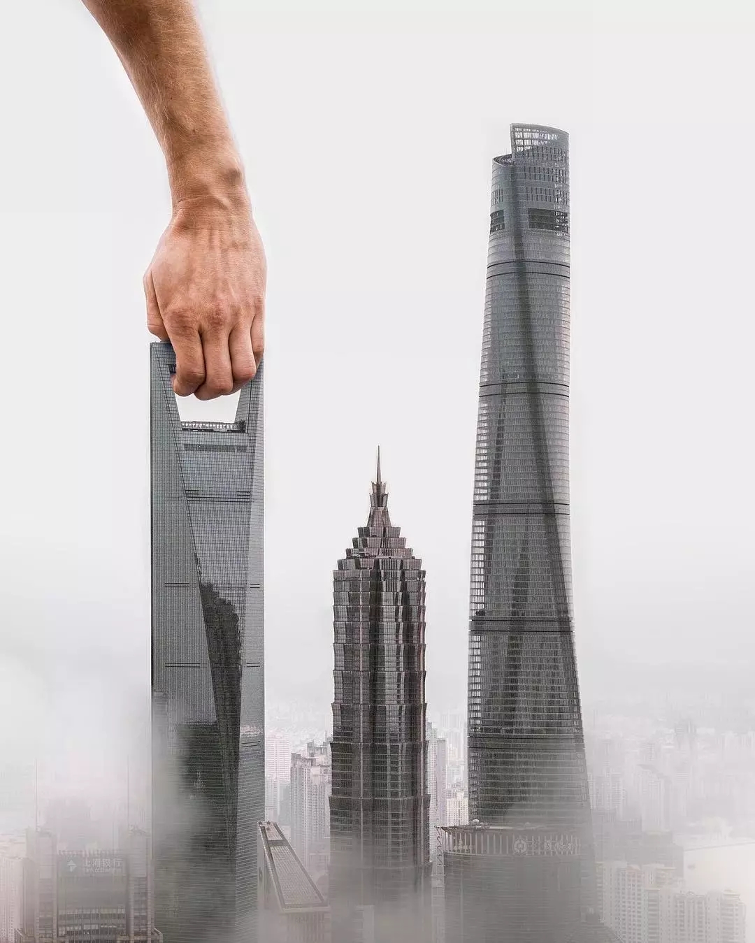 他抓住了全世界！这样借位拍照实在是太有创意了！-搜狐大视野-搜狐新闻