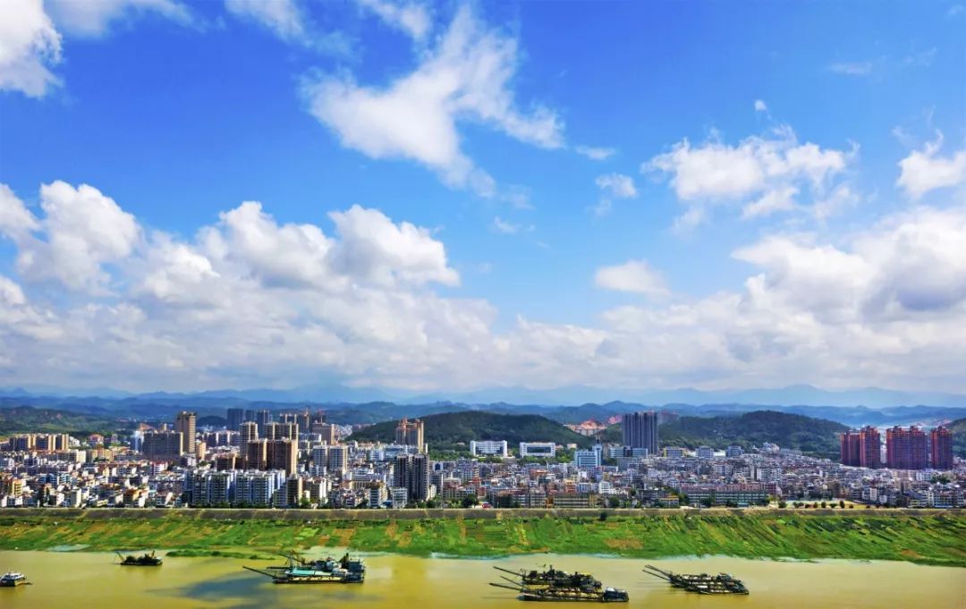 香山云海 余庆勇 摄 这里有现代魅力 坐落在西江边的德庆县城 日新