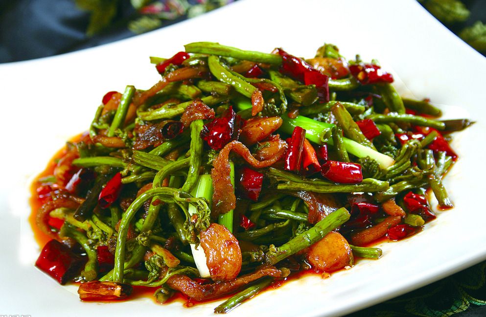 蕨菜炒肉蛰麻子炖土豆山葱炒肉柳叶蒿丸子温馨提示1,野菜姓"野",不