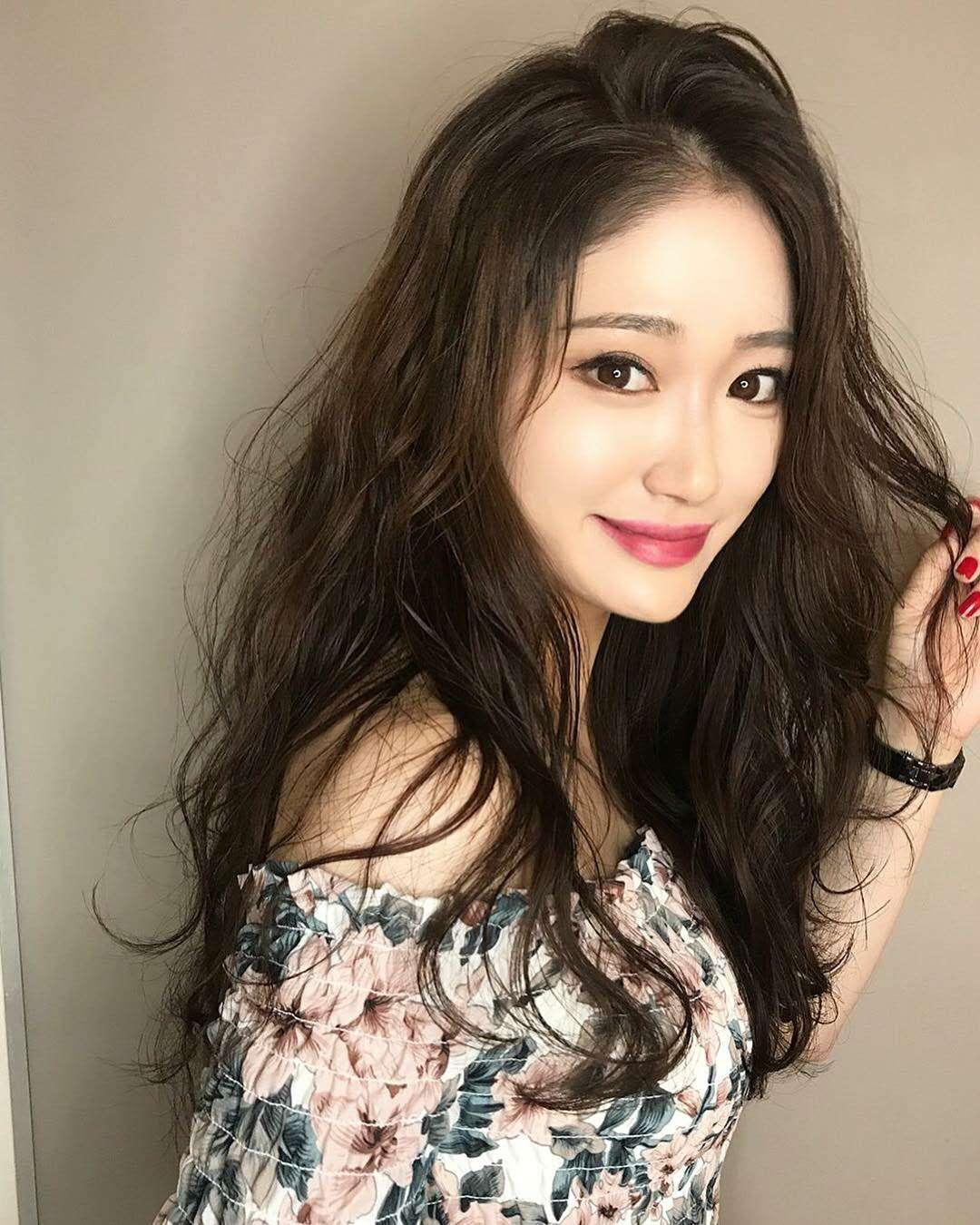 原创这10款精致时尚的长卷发今夏很流行想换发型的小姐姐快来看看