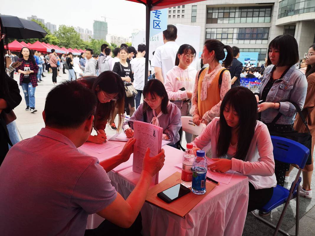 原创武汉临空港经济技术开发区举行专场招聘会