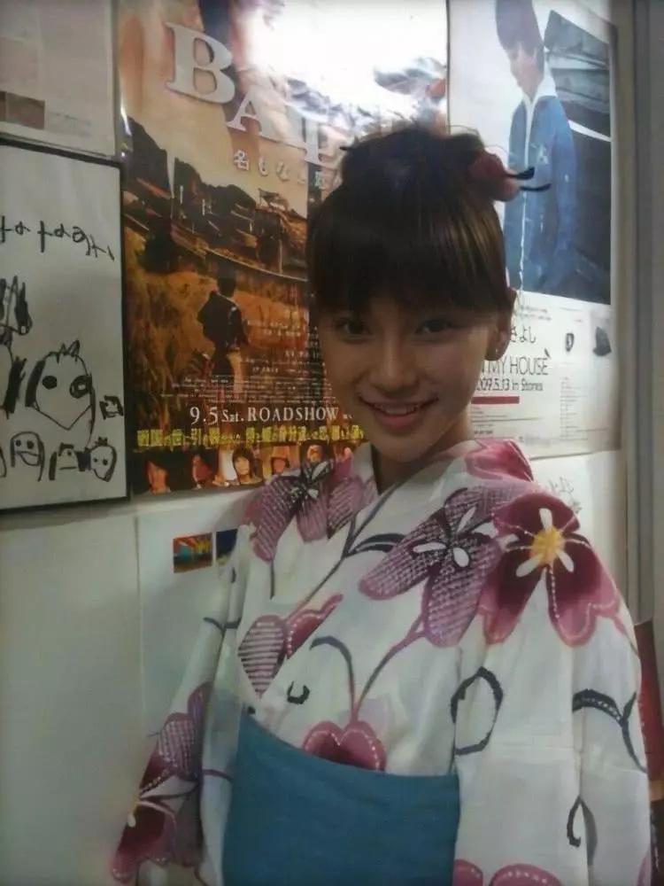 angelababy和服旧照曝光 表情腼腆素颜出镜