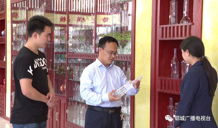 郓城县瑞丰玻璃集团董事长樊明栋说:"最近几年,咱们郓城政府部门,尤其