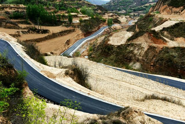 西枣公路沿线沟壑纵横交错,残垣断壑起伏,丘陵山峦连绵,西枣公路翻山