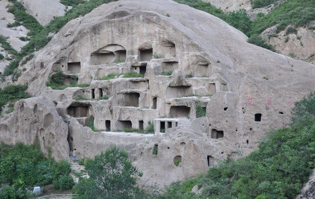 延庆县,八达岭长城的北面,有一条东西走向的山脉,人们管它叫做军都山