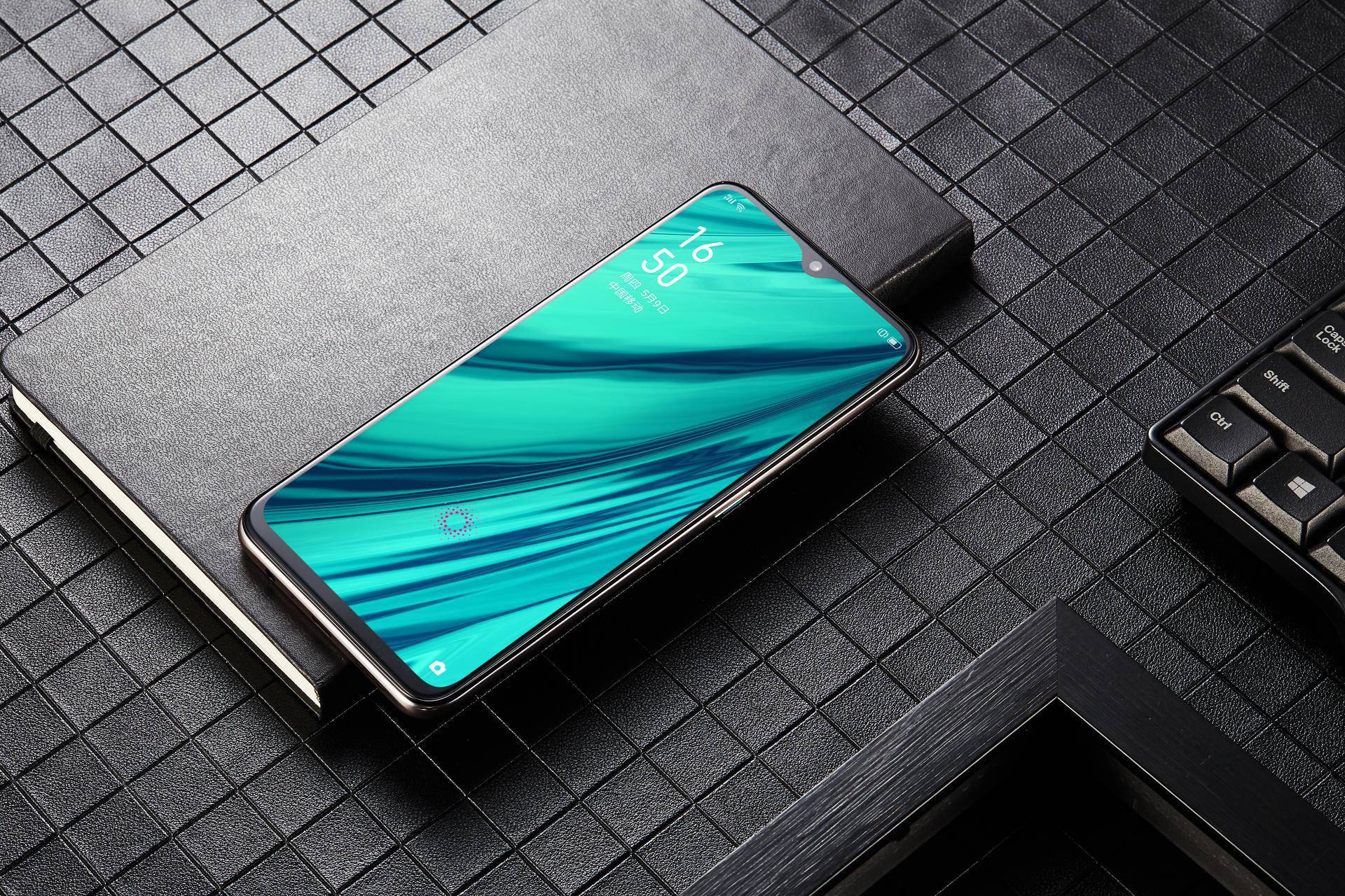 oppo a9冰玉白图赏:宝石般的外观质感,超高阶的使用体验