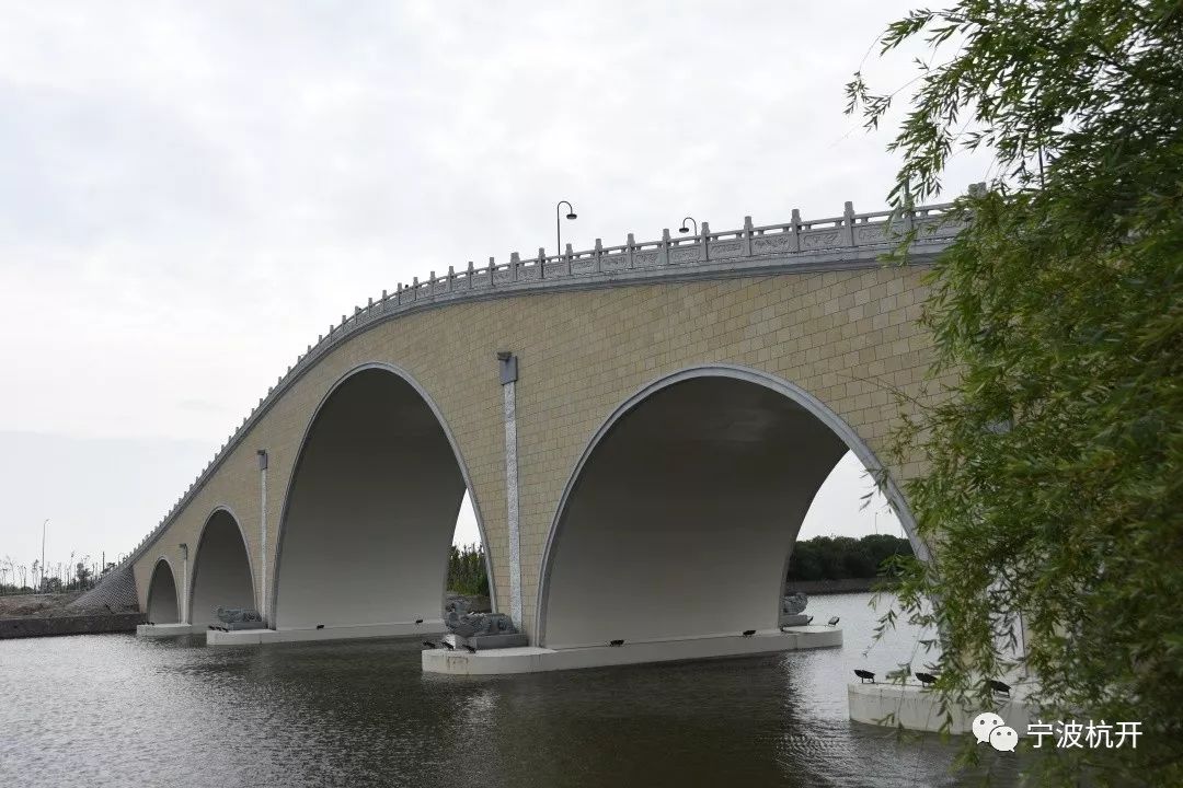 新区首座景观人行拱桥5月1日起通行