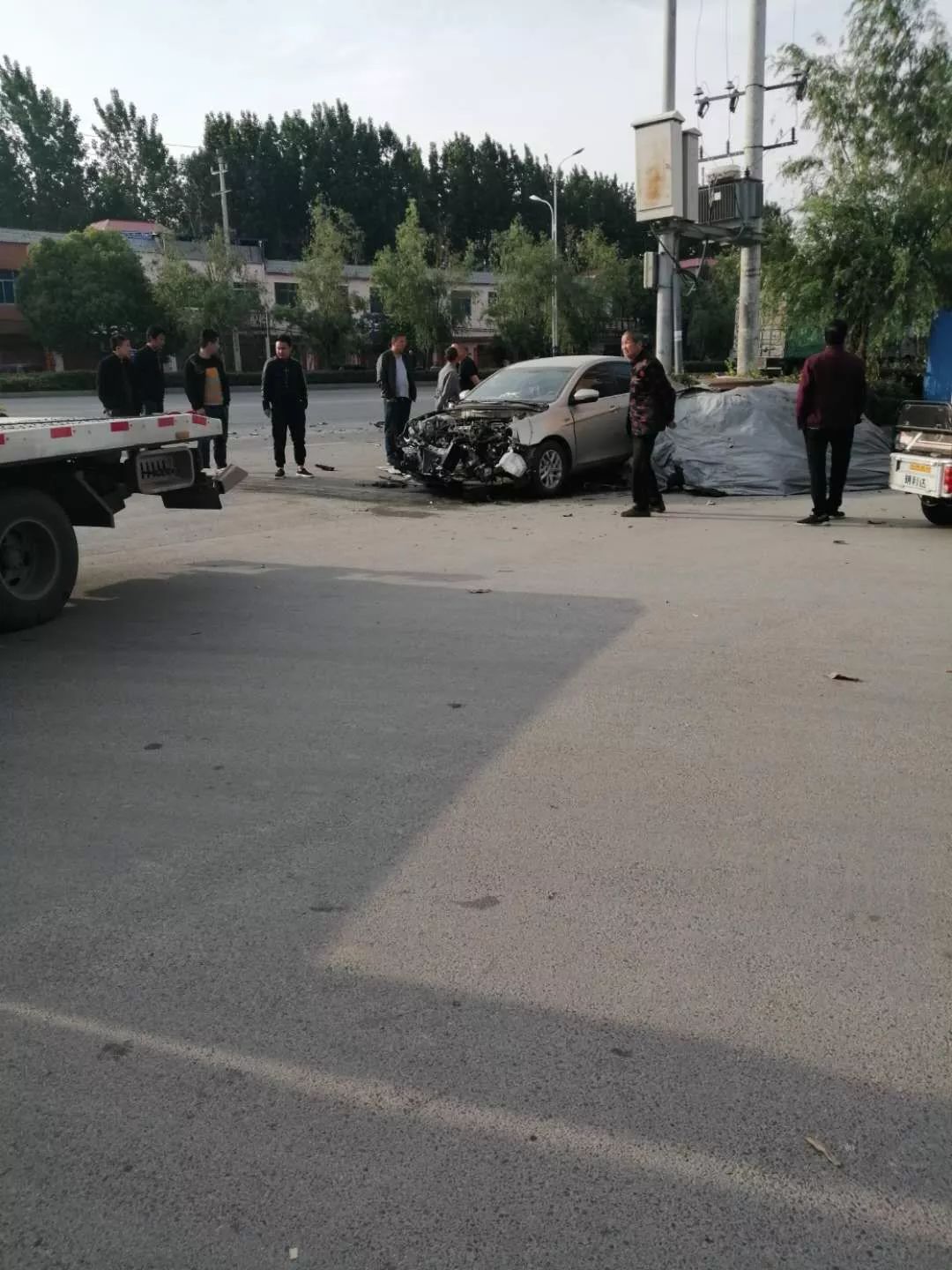 9号凌晨1点左右穰东镇草庄路口两辆半挂一辆轿车发生交通事故随后轿车