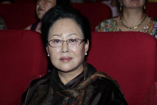 第一段婚姻,与导演孙天相相恋并结婚,最终离婚;随后与演员敖醒晨结婚