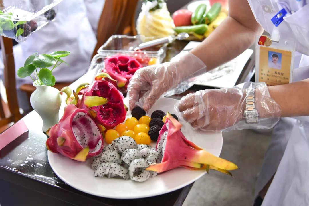 水果拼盘秀创意白衣天使展风采
