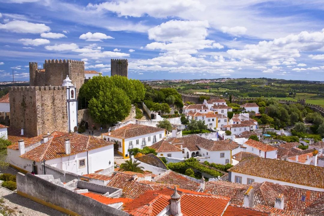 建筑的典范,这座城市黄金时代的许多宗教建筑除了manueline porticoes