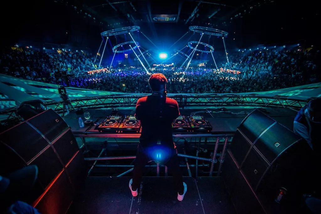 solomun是最伟大的deep house代表人物之一,但现在的solomun的演出更