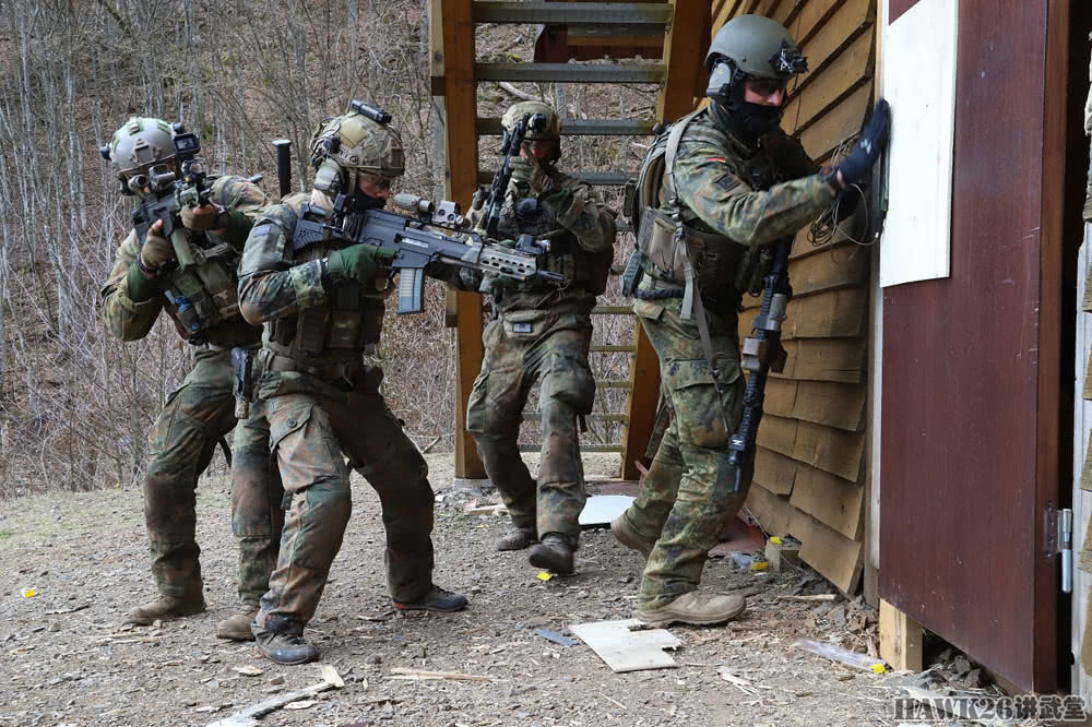 原创德国伞兵炸开房门抓捕恐怖分子 狙击组为其提供全程掩护