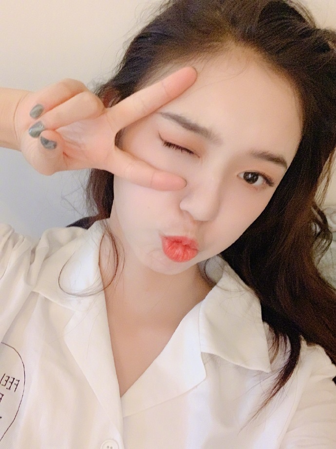 林允收工晒慵懒自拍嘟嘴卖萌比剪刀手网友指甲好漂亮