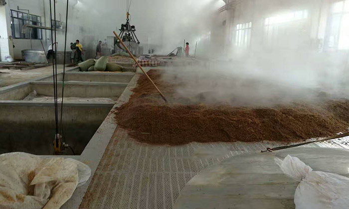 砌成墙状,外面用混泥土倒模,做浓香型白酒时还需在蕞外面涂上窑泥