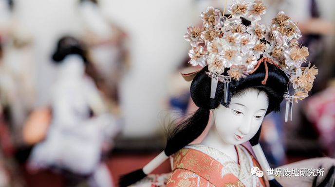 除了人形娃娃,其他玩偶也有很多,神社按照同类摆放在一起,显得井然有