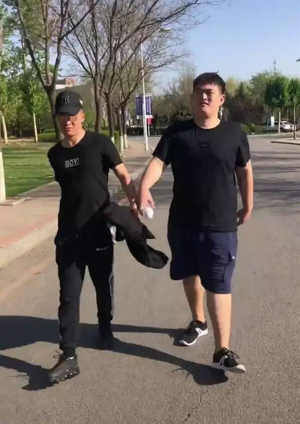 旁边牛牛的朋友也是学起牛牛的走路,真的好拽啊,网友们纷纷评论说这不