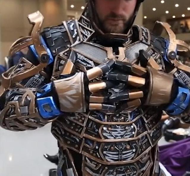 制作这一整个铠甲,花费了这位coser,整整300多个小时的时间,换算过来