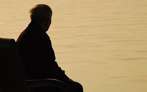 男子跳海自尽!尸体在观音山沙滩被发现!女儿跪倒哭喊,绝望崩溃.