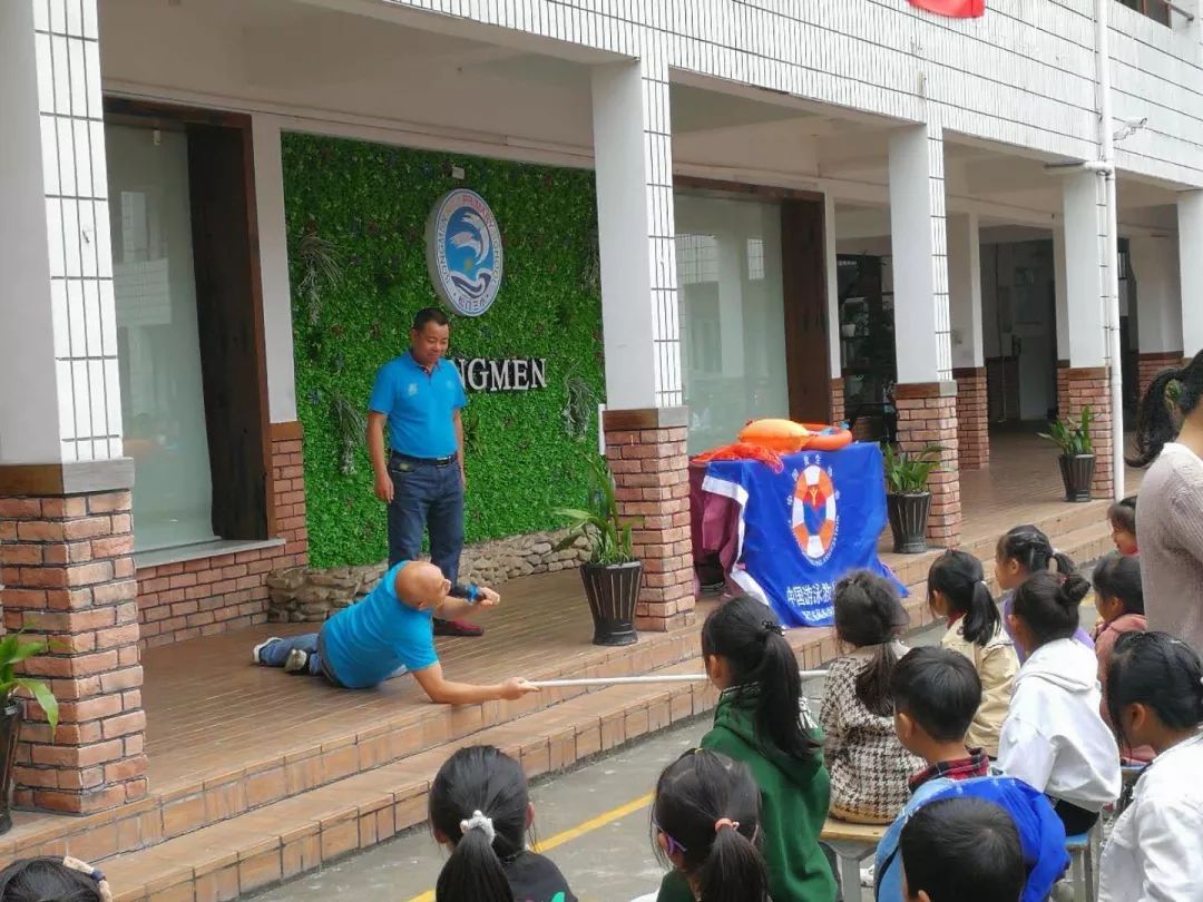 派出所,溫嶺泳協,松門冬泳協會及松門義工隊前往松門笫三小學(淋川