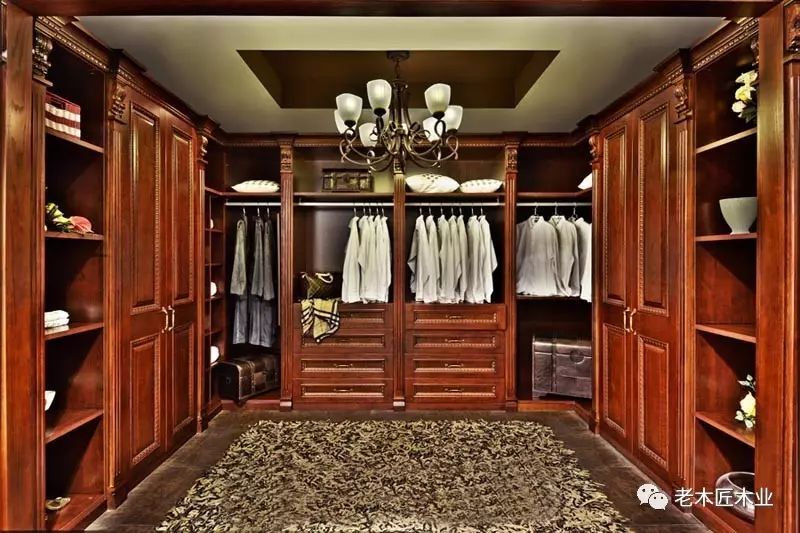 全实木衣帽间装修定制,让家居更加尊贵奢华!