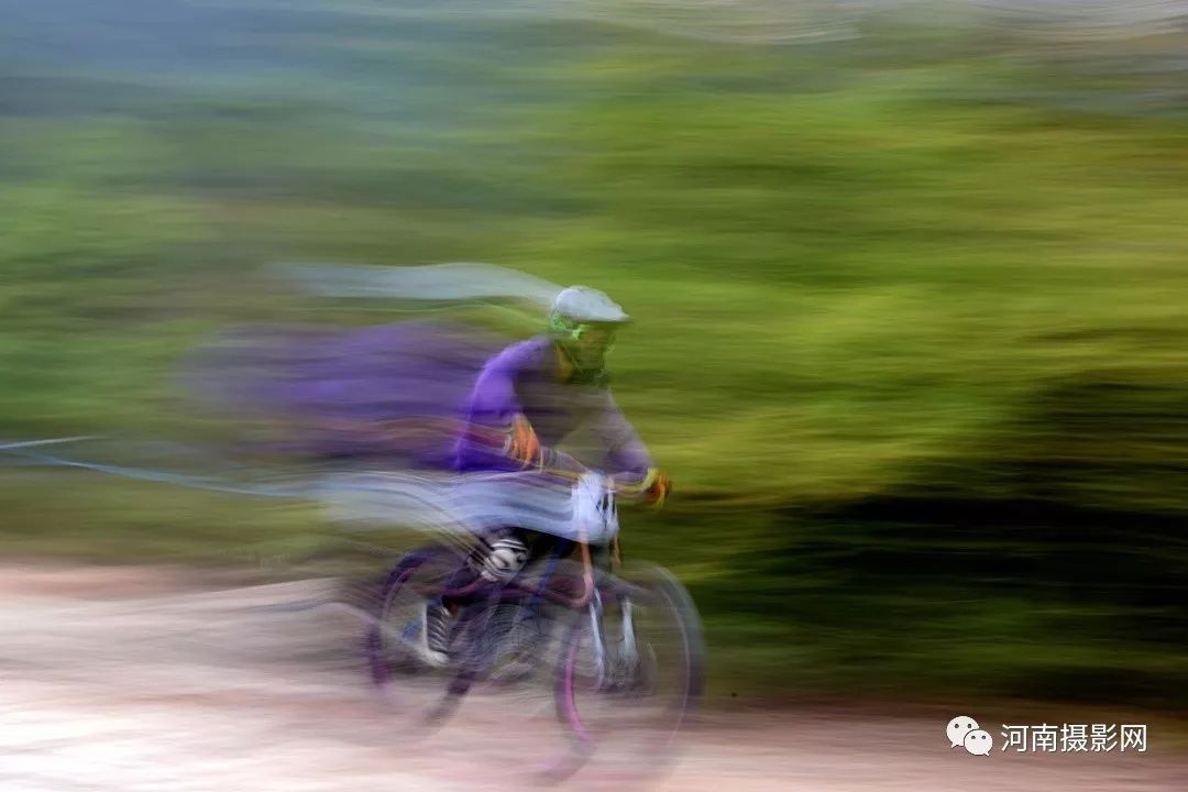 速度太快,形不成拖影,速度太慢,会一片模糊.