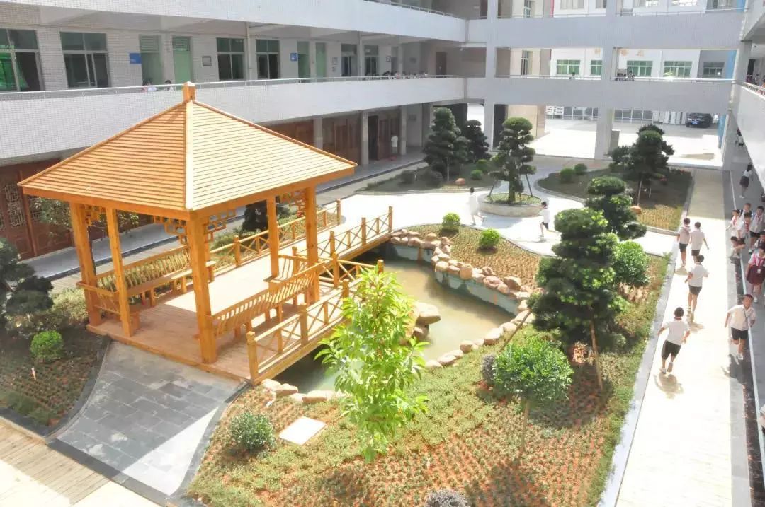 东莞市长安东安小学是长安镇第一所全日制民办教育学校,由长安本地人