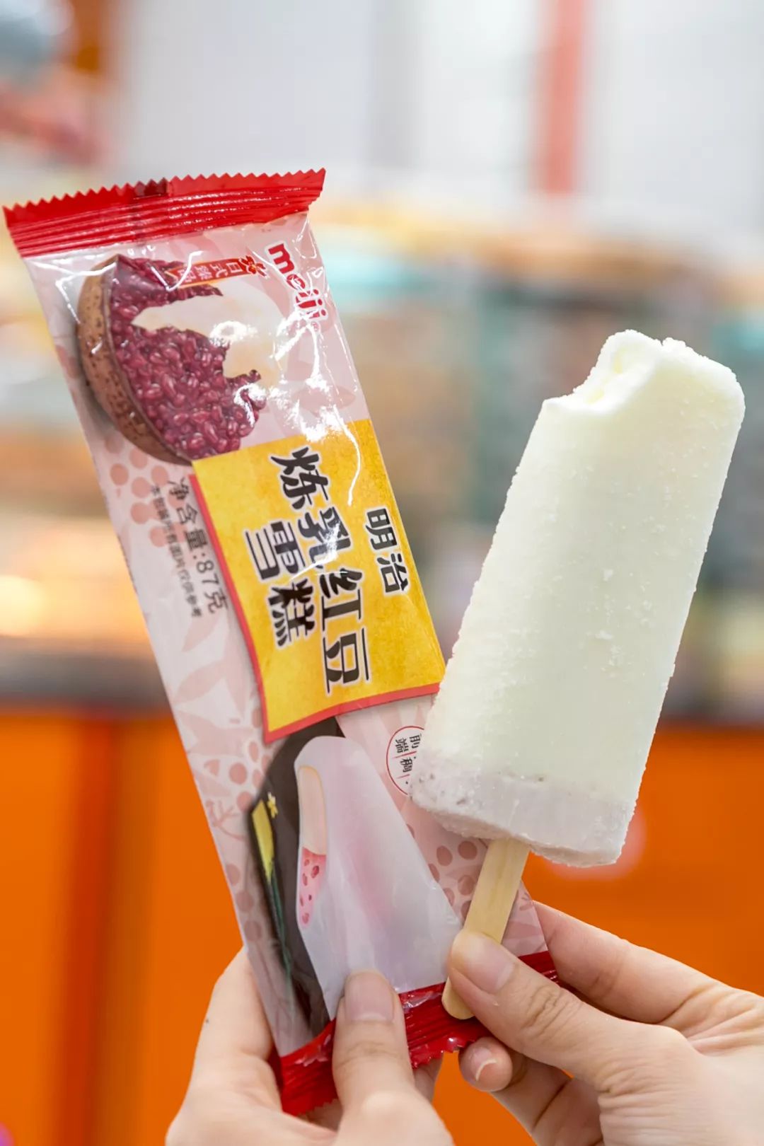 这种雪糕外层是冰沙,咬开顶端有炼奶流出来,吃到一半才是红豆内馅,能
