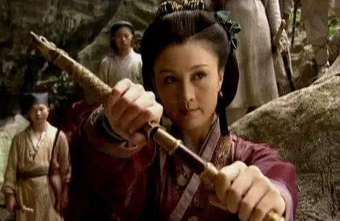 性格上宁中则(真性情)和岳不群(假道学)是截然不同,最后她发现丈夫