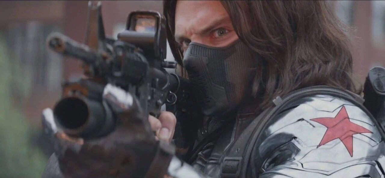 还有一件有趣的事,据猎鹰扮演者安东尼·麦基说他首次知道他要接盾是