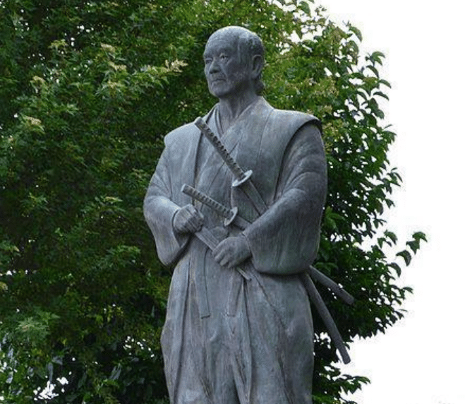 因为他的亲生父亲和干爹本来就都是剑术大师,从小他就学习着从生父