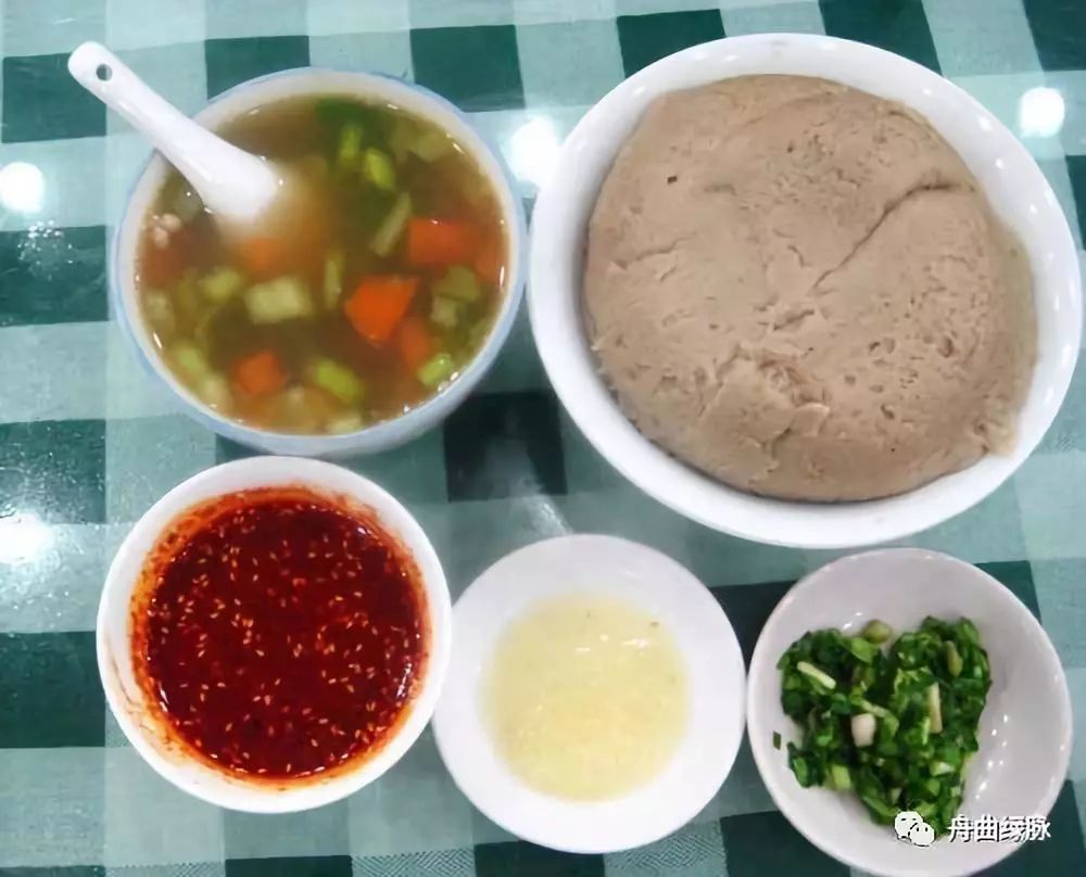 搅团的吃法多种,有水围城,烩搅团,炒搅团和凉拌搅团等多种吃法.