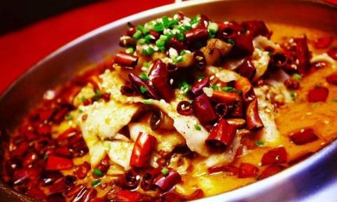 香辣片片鱼火锅特制火锅底料和蘸碟深受顾客喜欢