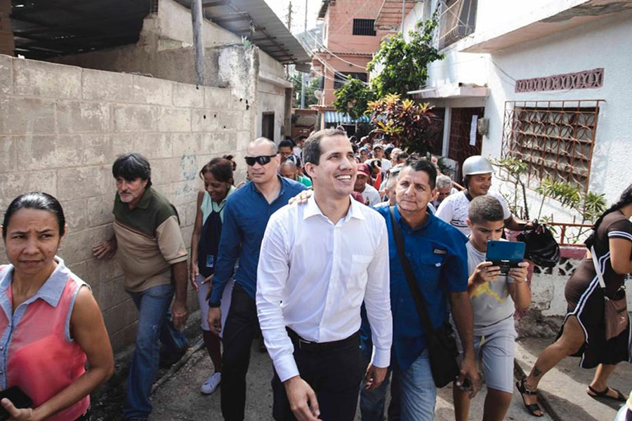 委内瑞拉临时总统瓜伊多闪现在vargas街头(马杜罗从不敢这样做)67