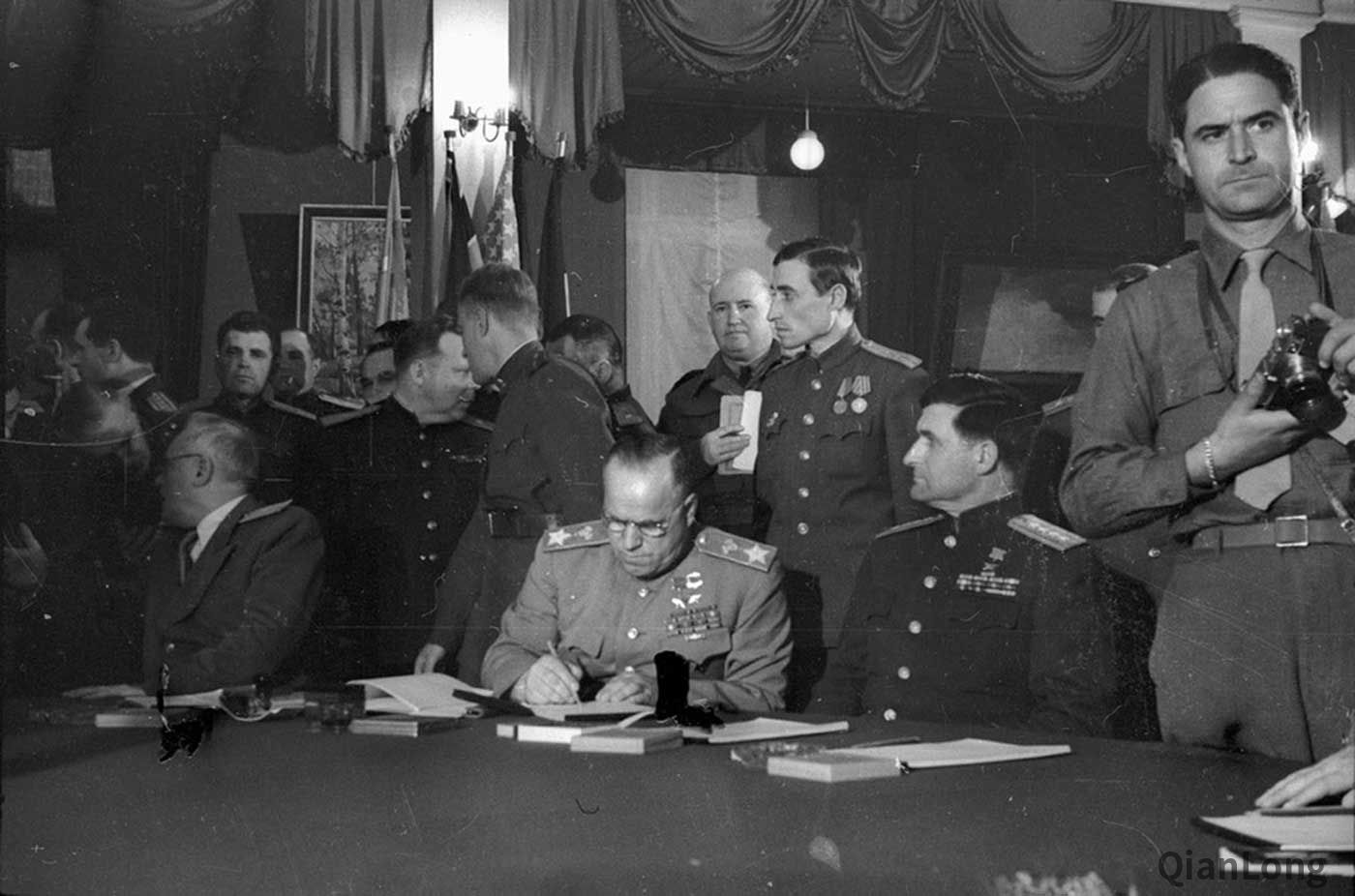 纳粹德国投降瞬间记录朱可夫元帅佩戴勋章盛装出席