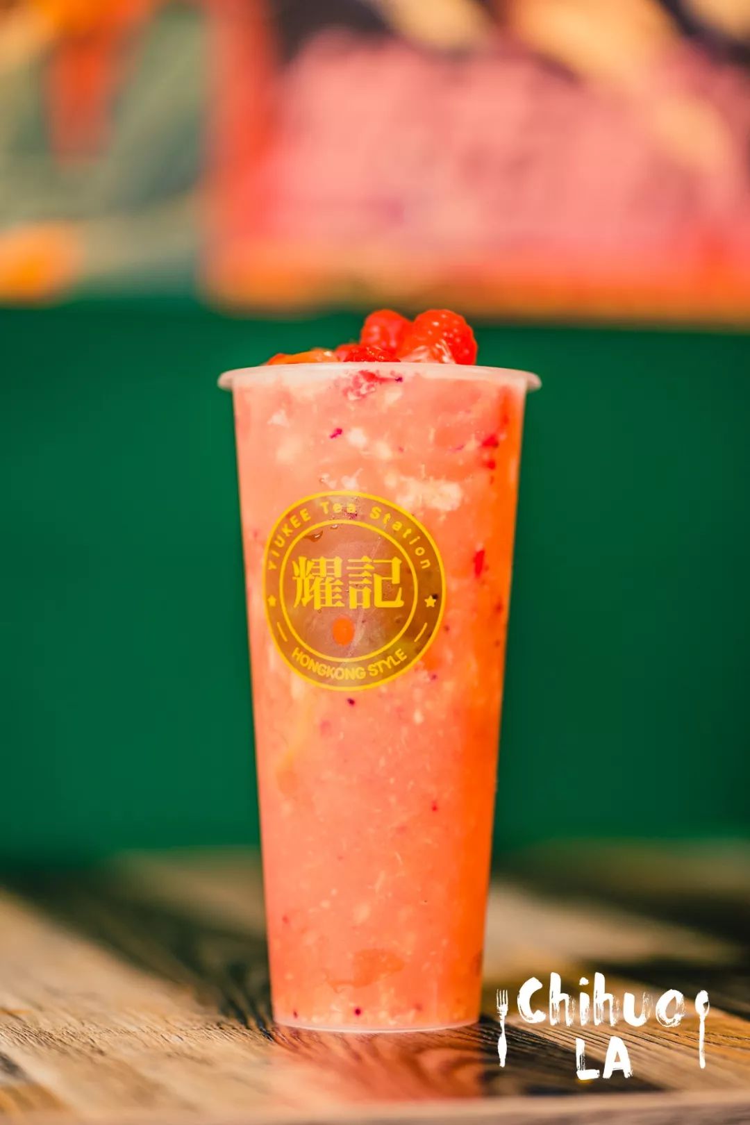 一杯饮料里包含整整一个水蜜桃的果肉,满满当当,每喝一口都能嚼到小