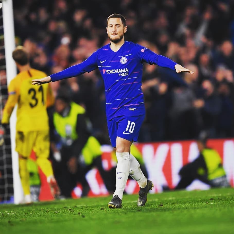 但是在庆祝之后,阿扎尔花了一些时间单独面对球迷