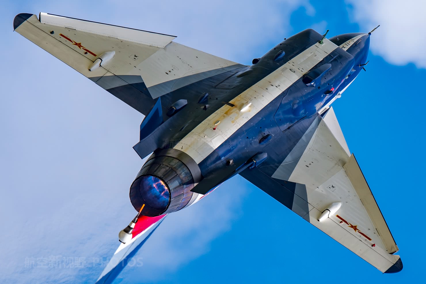 原创航空工业成飞中型单发战斗机多次公开展示双座型号更加帅气