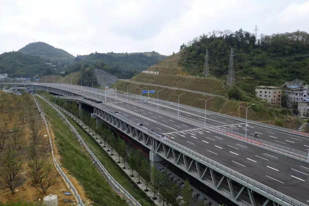 聚焦遵义市民翘首以盼的高颜值市政道路凤新快线通车啦