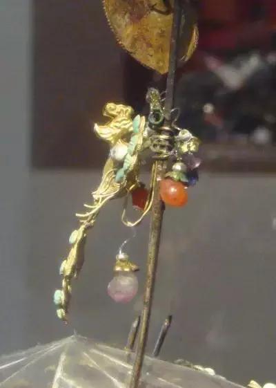 所以,在金银珠玉等公主冠上的宝贝修复完成后,德国专家用电脑的三位