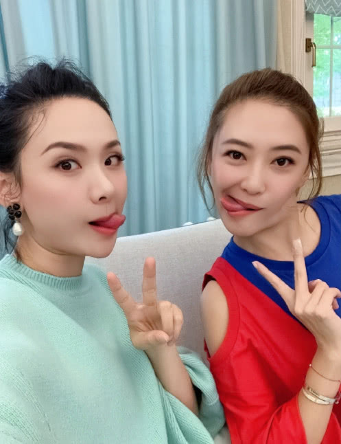 程莉莎应采儿相聚,嘟嘴吐舌卖停不下来,网友:像两只土拔鼠!